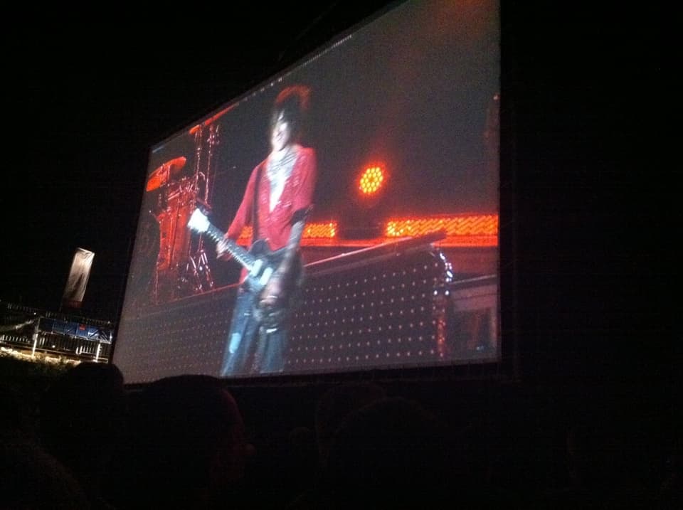 This guitarist was actually pretty decent, whomever he is This guitarist was actually pretty decent, whomever he is
