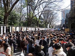 English: A crowd has gathered to take part of ... English: A crowd has gathered to take part of ...