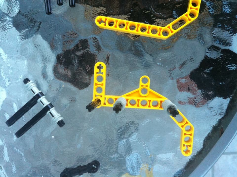 Step3: Start assembling the legs Step3: Start assembling the legs